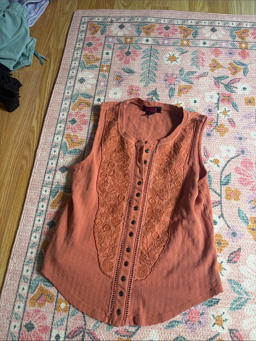 Women’s Sleeveless Embroidered Button-Front Tank Top — Rust